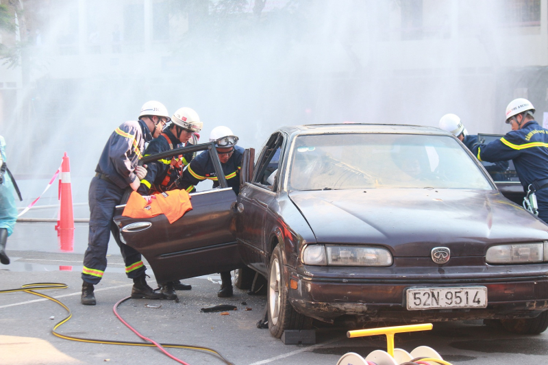 Hơn 100 cán bộ, chiến sĩ tham gia diễn tập ứng phó với biến đổi khí hậu, phòng chống thiên tai và tìm kiếm cứu nạn -3
