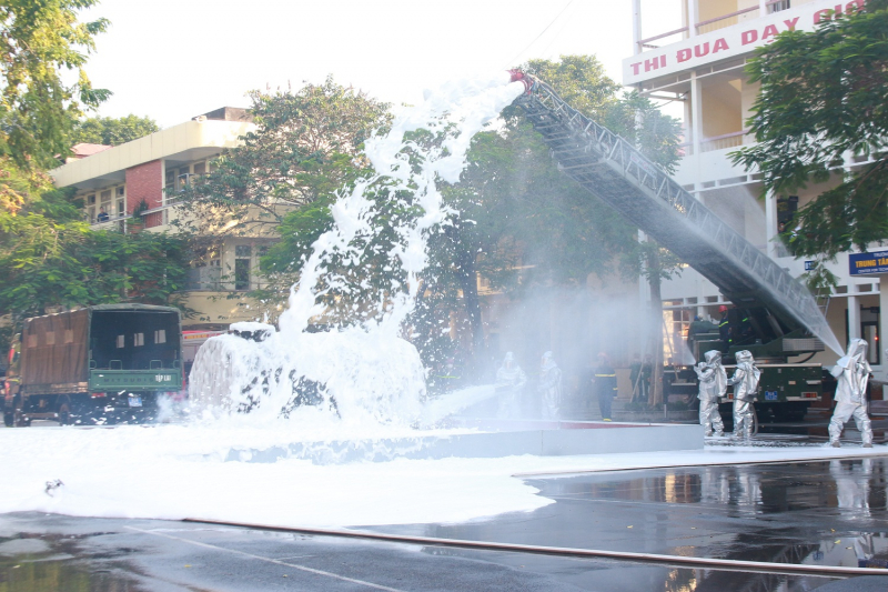 Hơn 100 cán bộ, chiến sĩ tham gia diễn tập ứng phó với biến đổi khí hậu, phòng chống thiên tai và tìm kiếm cứu nạn -1