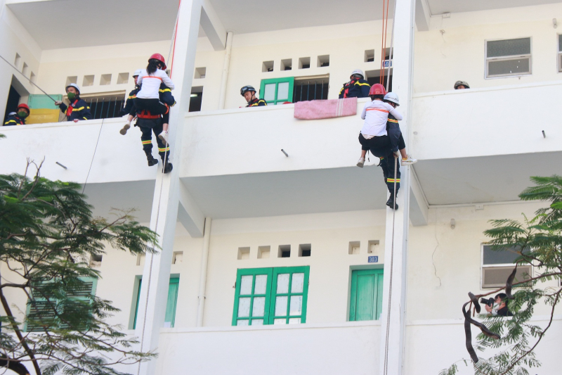 Hơn 100 cán bộ, chiến sĩ tham gia diễn tập ứng phó với biến đổi khí hậu, phòng chống thiên tai và tìm kiếm cứu nạn -2