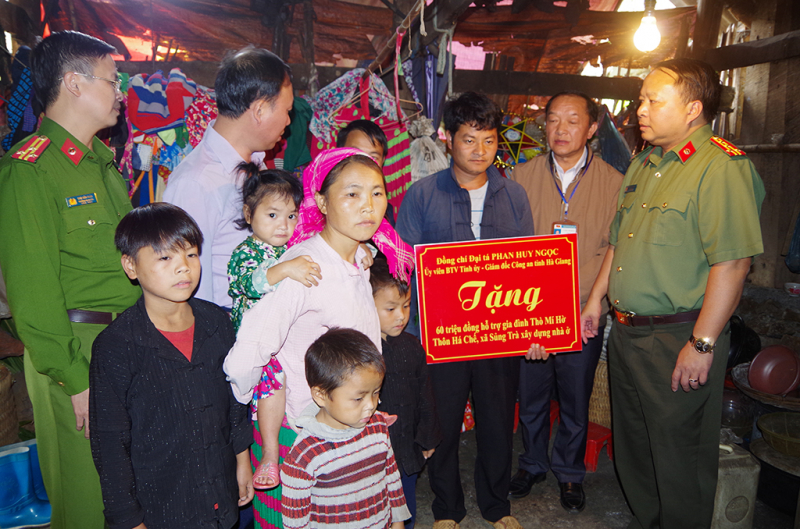 Ha Giang provincial police supports construction of 300 gratitude houses -0