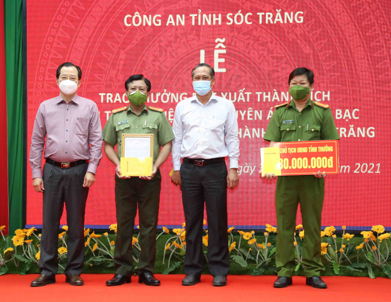 Thưởng nóng Ban Chuyên án triệt phá đường dây đánh bạc ngàn tỷ -0