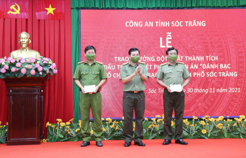 Thưởng nóng Ban Chuyên án triệt phá đường dây đánh bạc ngàn tỷ -0