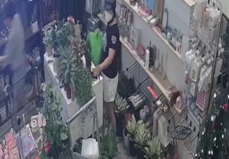 Chờ tối mới đi mua cây cảnh để trộm điện thoại trị giá hơn 30 triệu -0