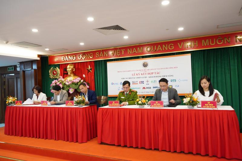 Ký thỏa thuận hợp tác giữa Trung tâm nghiên cứu, ứng dụng dữ liệu dân cư và CCCD với 12 đối tác -0