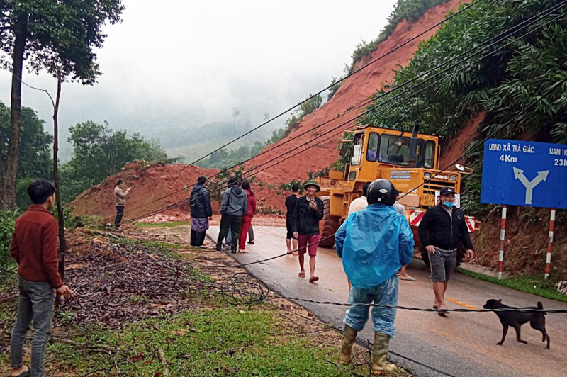Sạt lở QL40B, giao thông lên 1 huyện và 3 xã tại Quảng Nam bị chia cắt -0