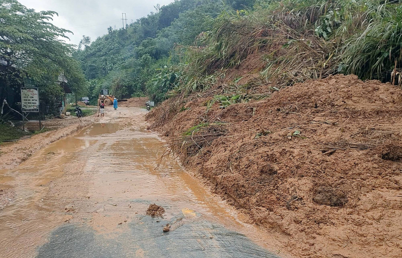 Sạt lở QL40B, giao thông lên 1 huyện và 3 xã tại Quảng Nam bị chia cắt -0