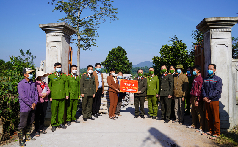 Công an tỉnh hỗ trợ 100 tấn xi măng giúp xã xây dựng đường liên thôn -0