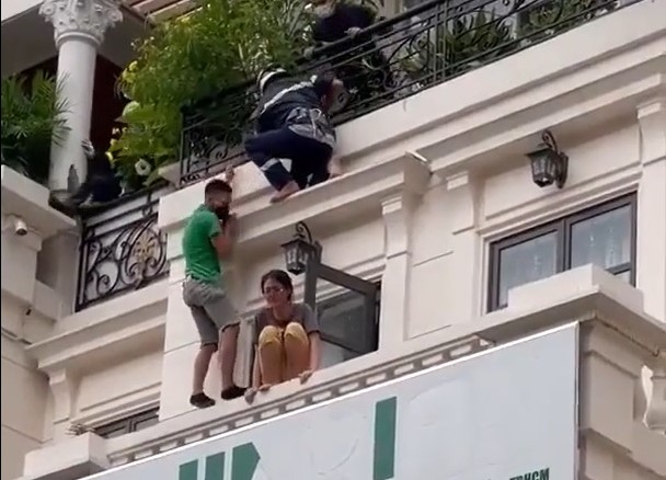Từ tầng 3 bất ngờ tiếp cận giải cứu cô gái có ý định nhảy lầu vì buồn chuyện gia đình -0