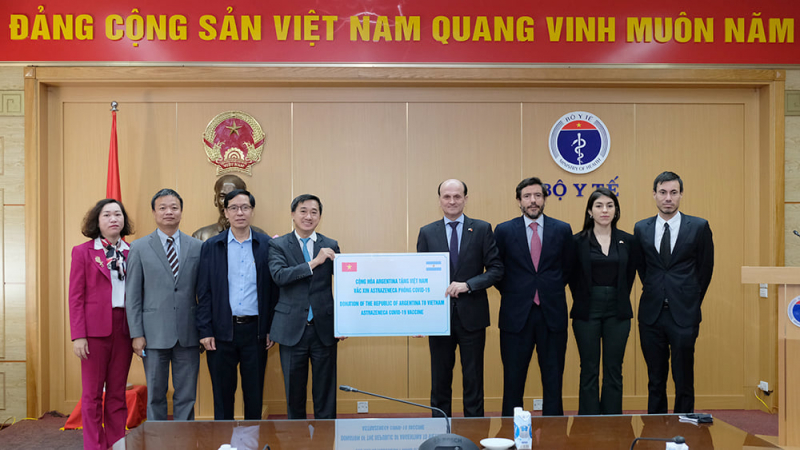 Bộ Y tế tiếp nhận 500.000 liều vaccine phòng COVID-19 do Achentina trao tặng -0