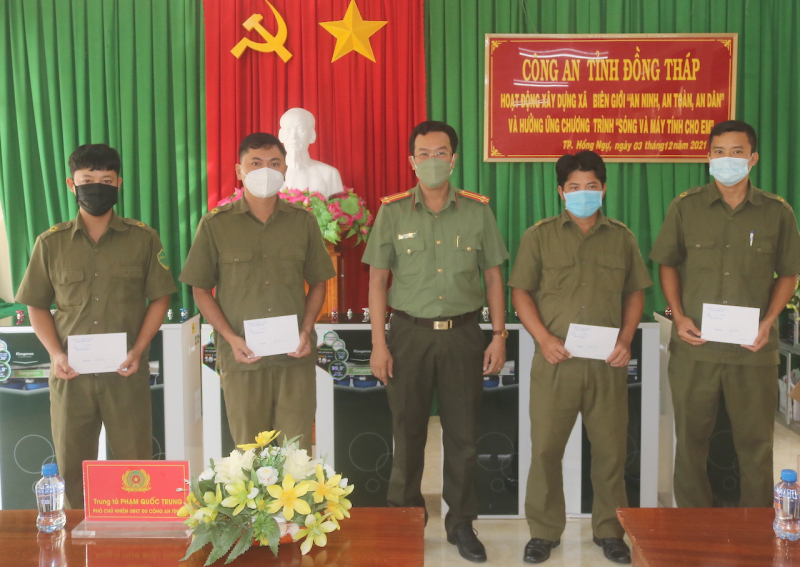 Trao quà cho học sinh, Công an các xã biên giới -0