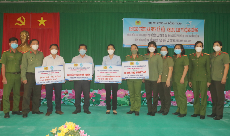 Trao quà cho học sinh, Công an các xã biên giới -0