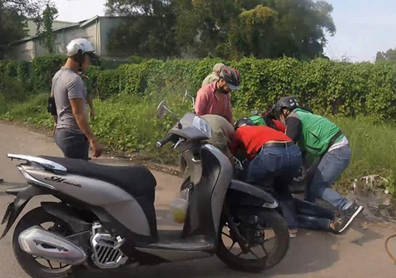 Tấn công người đi đường để cướp xe bỏ chạy khi bị truy đuổi -0