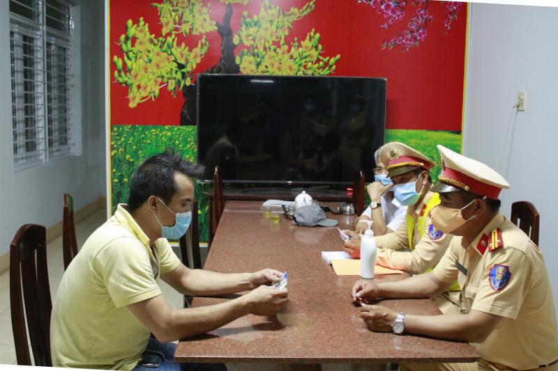 Cảnh sát giao thông xử lý kiên quyết lái xe không chấp hành hiệu lệnh kiểm tra -0