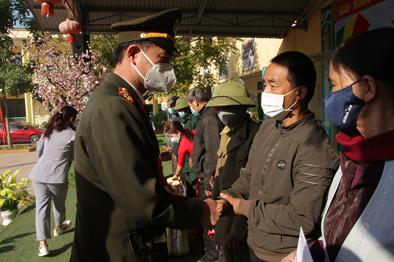 Thanh niên Công an Bắc Giang với chương trình tình nguyện mùa Đông năm 2021 -0