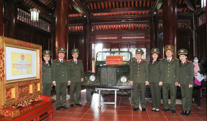 Đoàn đại biểu Báo CAND dâng hương, báo công tại Khu Di tích Kim Liên -0