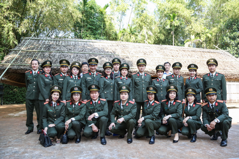 Đoàn đại biểu Báo CAND dâng hương, báo công tại Khu Di tích Kim Liên -0