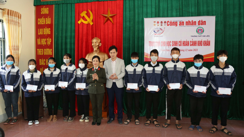 Đoàn đại biểu Báo CAND dâng hương, báo công tại Khu Di tích Kim Liên -1