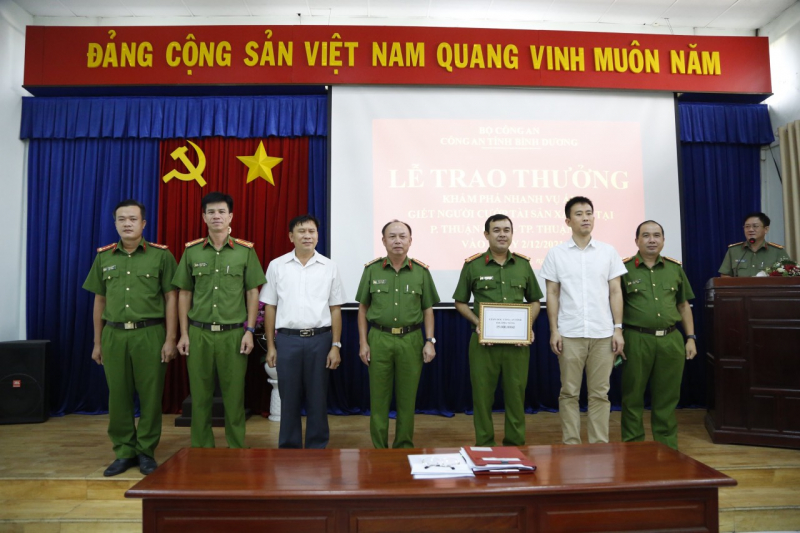 Khen thưởng Ban chuyên án bắt kẻ bán gà sát hại gái mại dâm -0