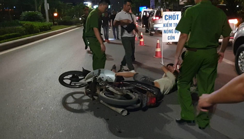 Điểm tin 6/12: Say rượu, không khẩu trang, chống đối làm Công an xã và dân phòng bị thương -0