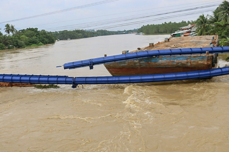  Đã xác định chủ sà lan gây vỡ ống dẫn nước  bắt qua sông Cái Nha Trang -0