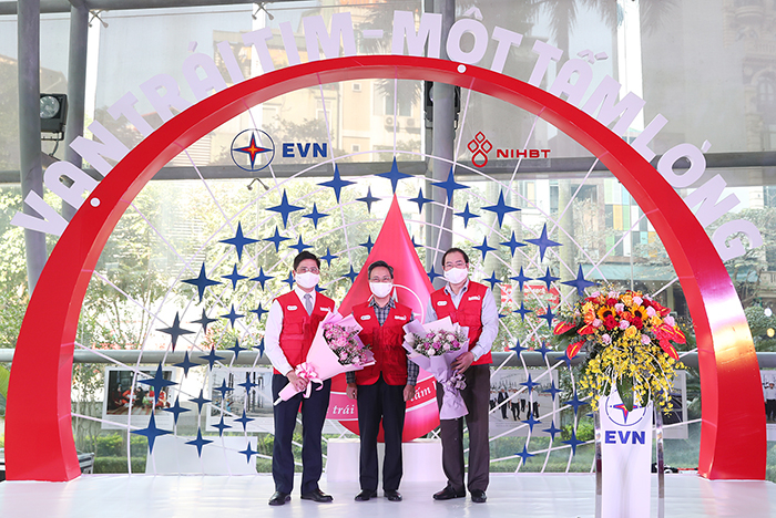 Tuần lễ hồng EVN: “Vạn trái tim – Một tấm lòng” -0