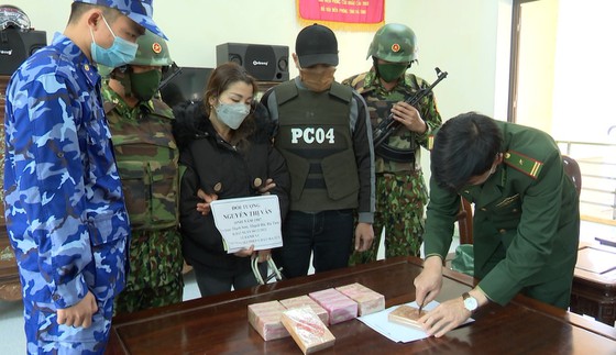 Vận chuyển 10 bánh heroin để lấy tiền công 50 triệu đồng -0