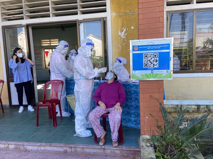 Huế cho bệnh nhân F0 thể nhẹ điều trị tại nhà, gấp rút triển khai “ATM oxy” -0