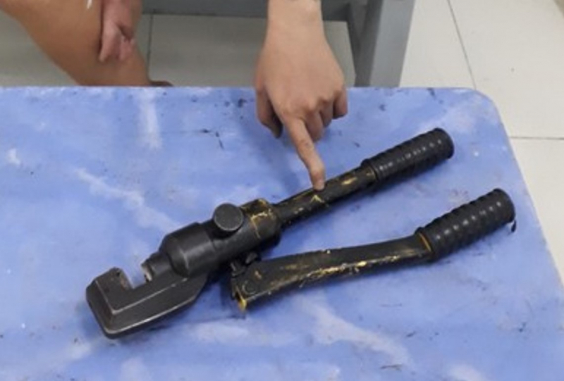 Tên trộm bỏ rơi bạn gái khi bị người dân truy đuổi -0