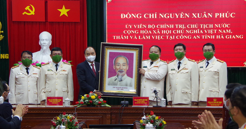 Chủ tịch Nước Nguyễn Xuân Phúc thăm, làm việc tại Công an tỉnh Hà Giang -0