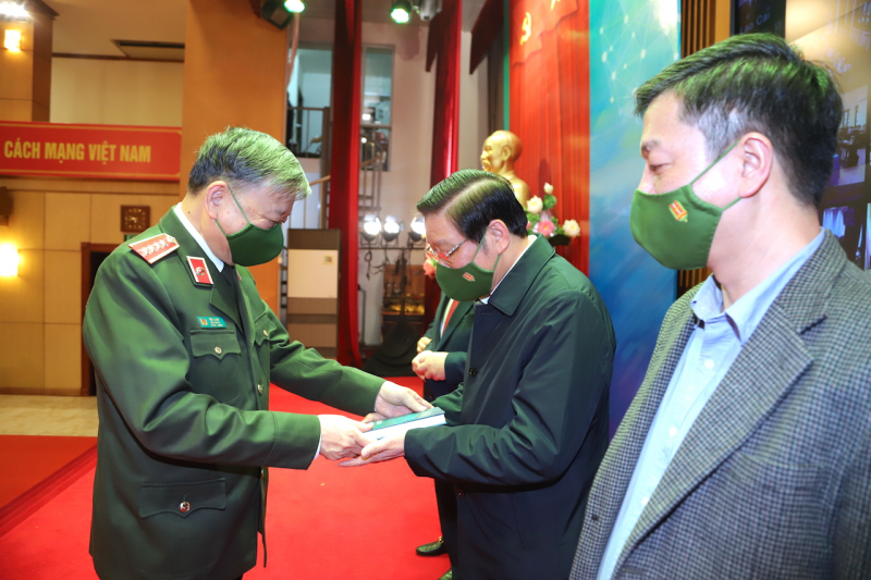 Đấu tranh phòng, chống tội phạm trên không gian mạng, bảo vệ chủ quyền quốc gia -1