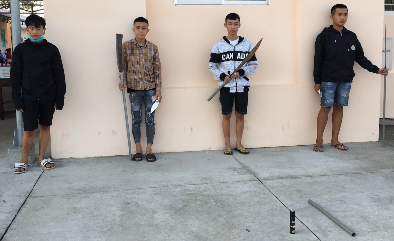 Nam thanh niên rủ nhiều người cầm hung khí chém người -0