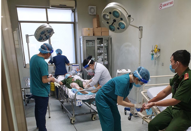 Chống đối quyết định cưỡng chế, châm lửa ném xăng vào đoàn công tác, 3 cán bộ chiến sĩ Công an bị thương -1