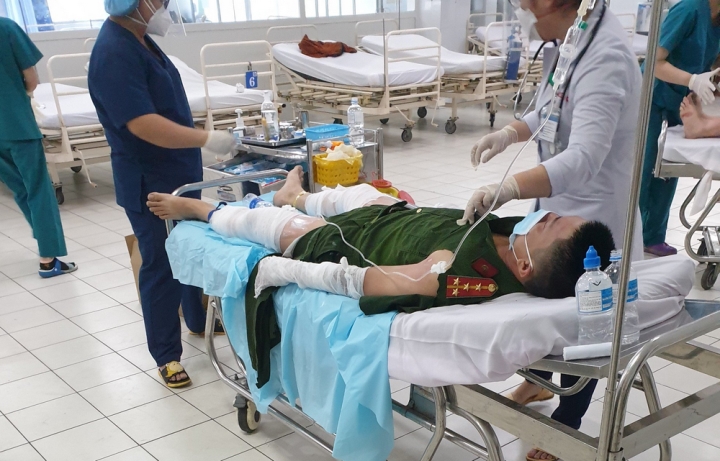 Chống đối quyết định cưỡng chế, châm lửa ném xăng vào đoàn công tác, 3 cán bộ chiến sĩ Công an bị thương -0