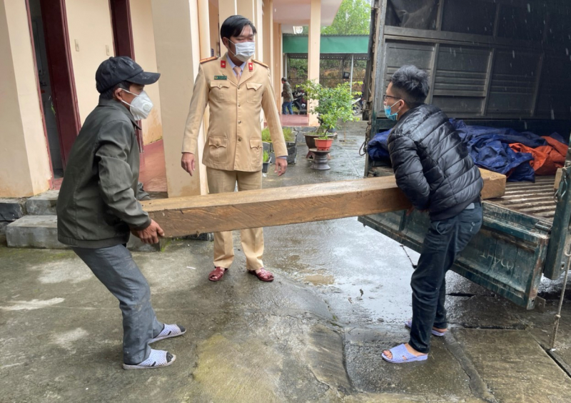 Bị vây bắt, “lâm tặc” tháo chạy bỏ lại nhiều phách gỗ lậu bên sông Hữu Trạch  -0