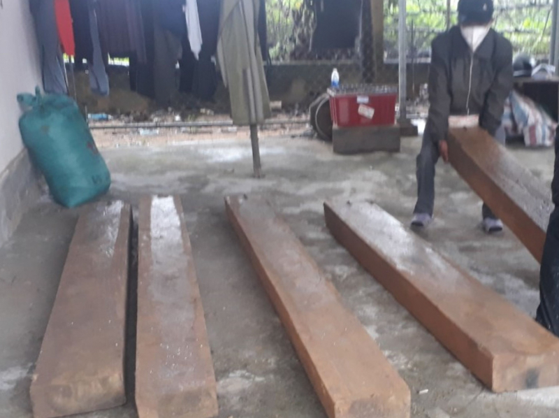 Bị vây bắt, “lâm tặc” tháo chạy bỏ lại nhiều phách gỗ lậu bên sông Hữu Trạch  -0