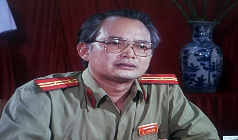 nsưt trần tường vai giám thị trại giam trong phim sóng ở đáy sông.jpg -0