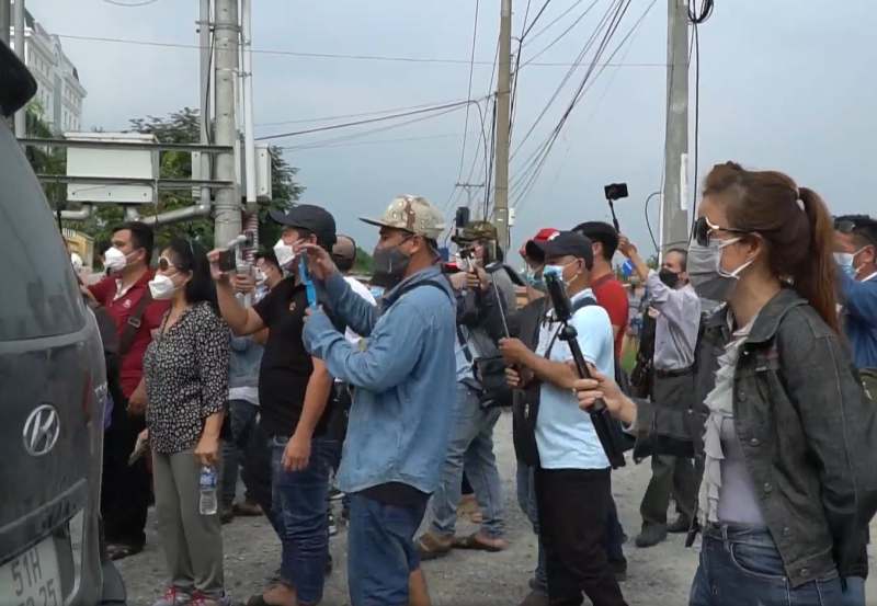 Đám đông hiếu kỳ, youtuber tụ tập trước phiên tòa liên quan đến Tịnh thất Bồng lai -2