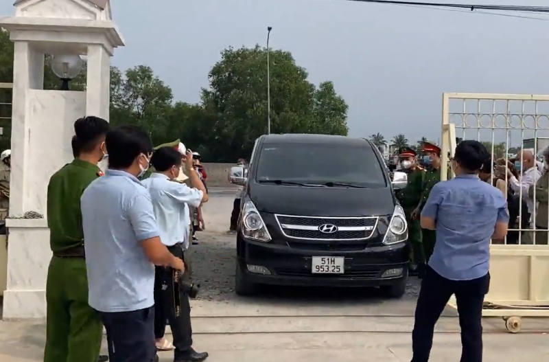 Đám đông hiếu kỳ, youtuber tụ tập trước phiên tòa liên quan đến Tịnh thất Bồng lai -1