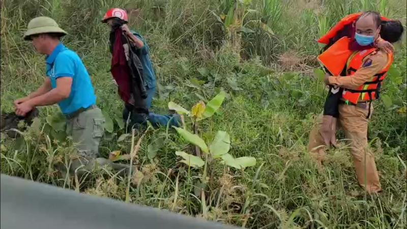 CSGT lao xuống sông cứu người phụ nữ nhảy cầu tự tử -0