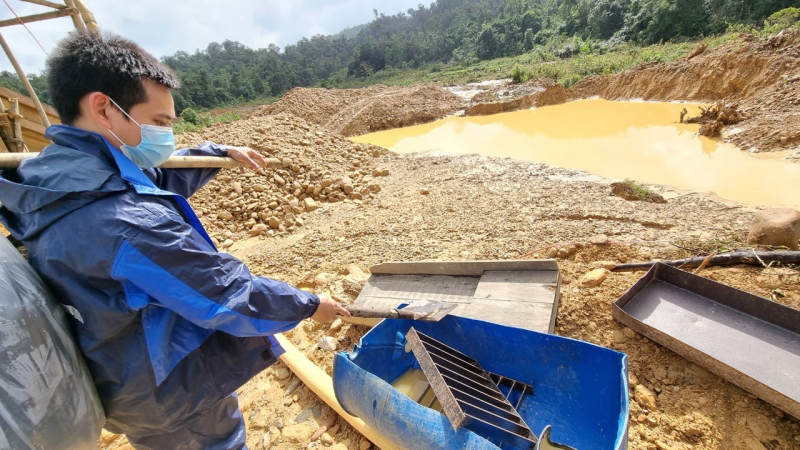 Phá rừng tan nát để khai thác vàng ngay gần chốt bảo vệ rừng -0