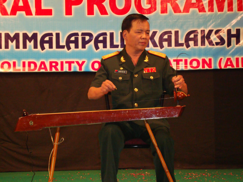 “Hội đã tan rồi, chia tay bên dòng sông” -0