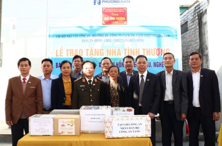 Chi Hội Nhà văn Công an phối hợp tặng nhà tình thương cho phụ nữ nghèo -0