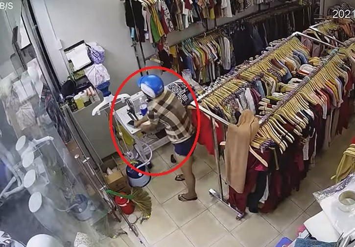 Cặp đôi nghiện chuyên dùng bé 2 tuổi làm bình phong để trộm cắp sa lưới -0
