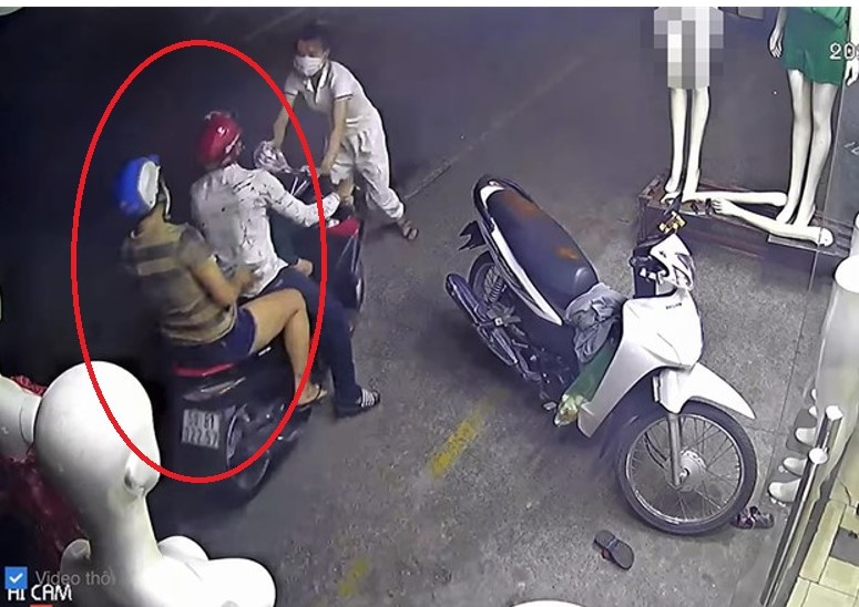 Cặp đôi nghiện chuyên dùng bé 2 tuổi làm bình phong để trộm cắp sa lưới -1