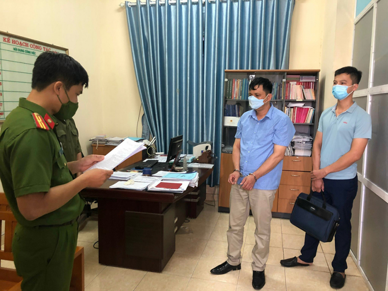 Hiệu trưởng và Trưởng ban đại diện hội cha mẹ học sinh chiếm đoạt tài sản -0