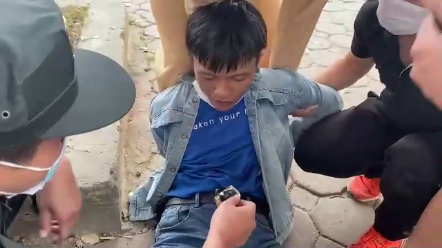 Con nghiện giấu ma túy trong cạp quần sa lưới tại chốt 141 -0