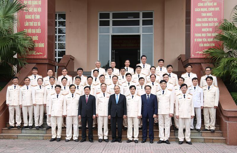 chủ tịch chụp ảnh lưu niệm.jpg -0