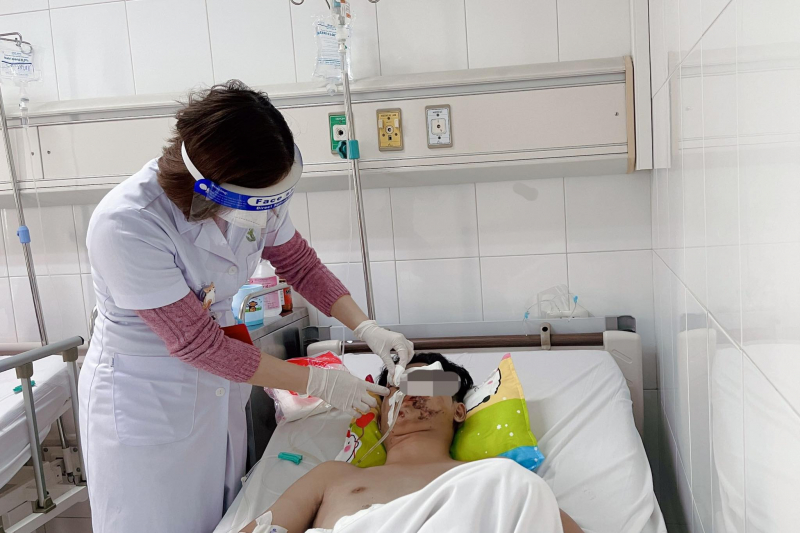 Tự chế pháo, nam thanh niên 19 tuổi hỏng một bên mắt, nát hai tay -0