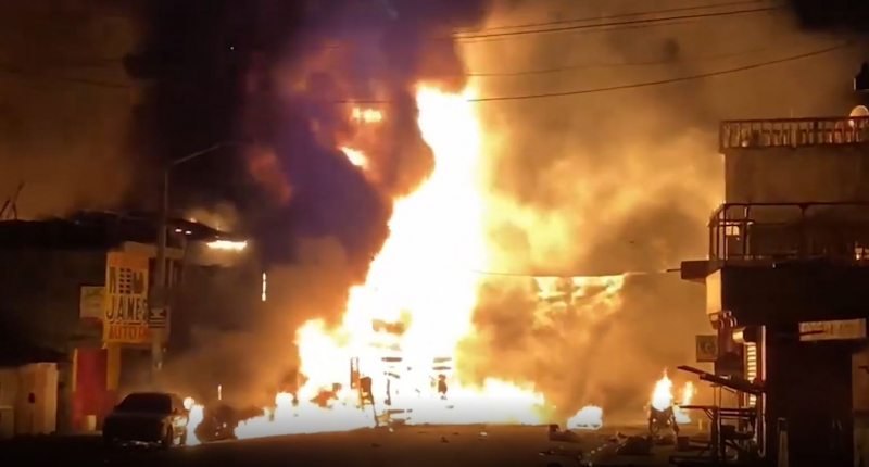 Xe bồn phát nổ khi đám đông đang 