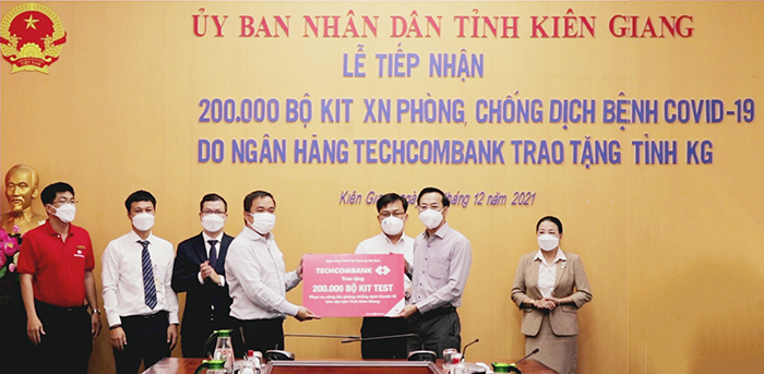 Techcombank tặng 200.000 bộ kit test COVID-19 trị giá hơn 13,2 tỷ đồng đến tỉnh Kiên Giang -0